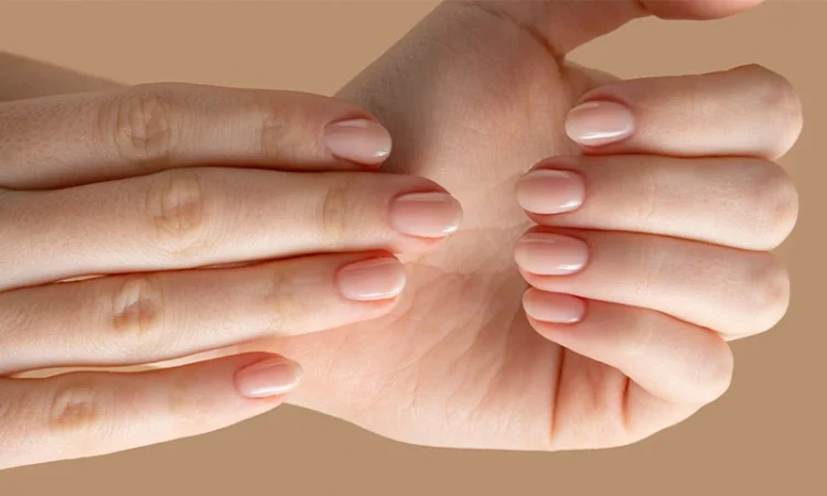 چگونه لمینت ناخن حرفه‌ای و بادوام داشته باشیم؟